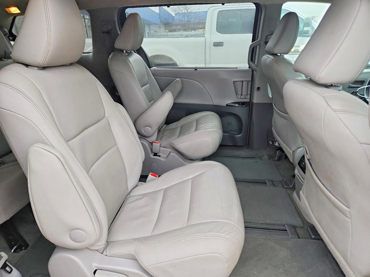 2015 TOYOTA SIENNA XLE PREMIUM 7-PASSENGER photo 21