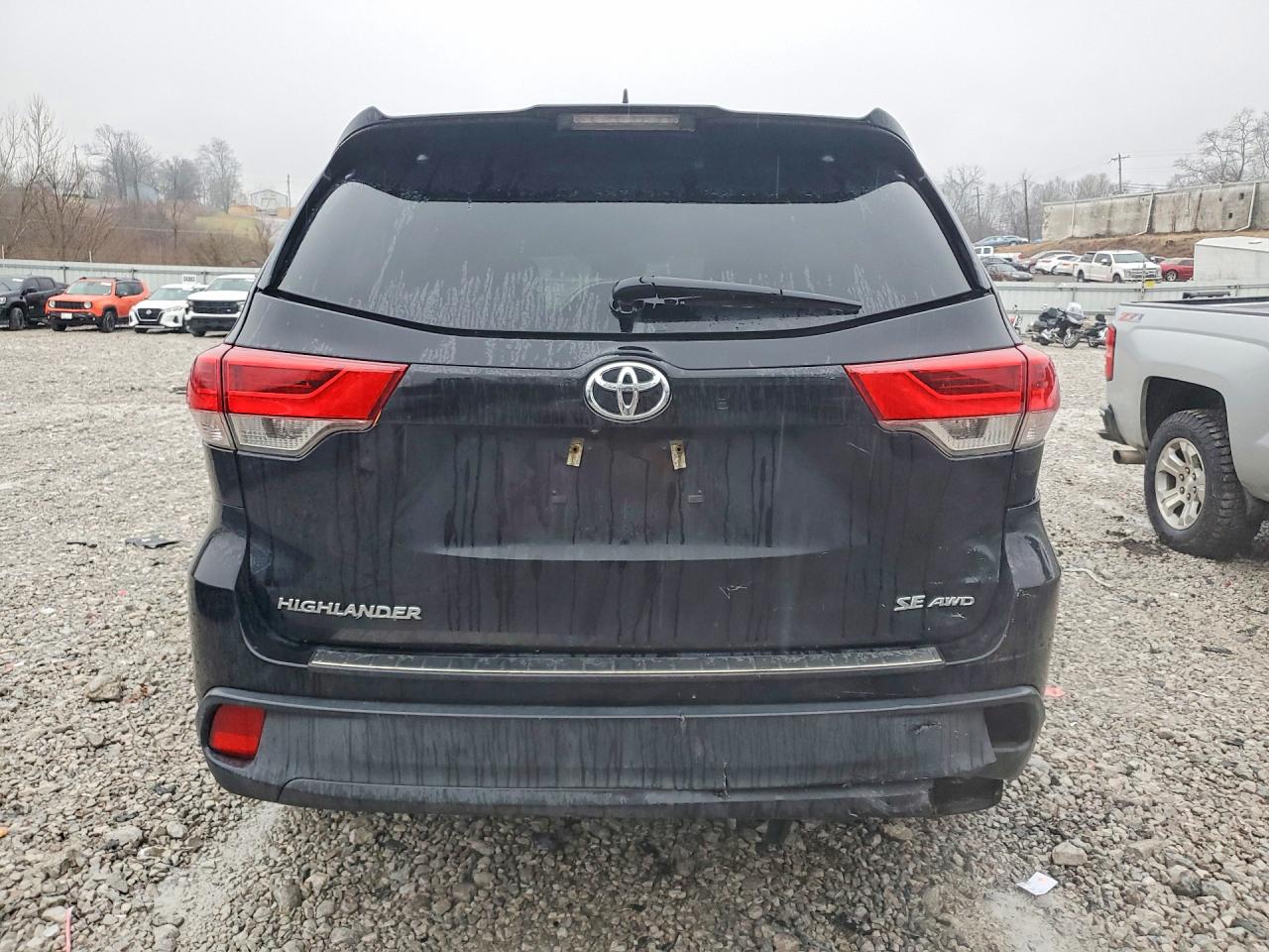 2017 TOYOTA HIGHLANDER SE photo 16