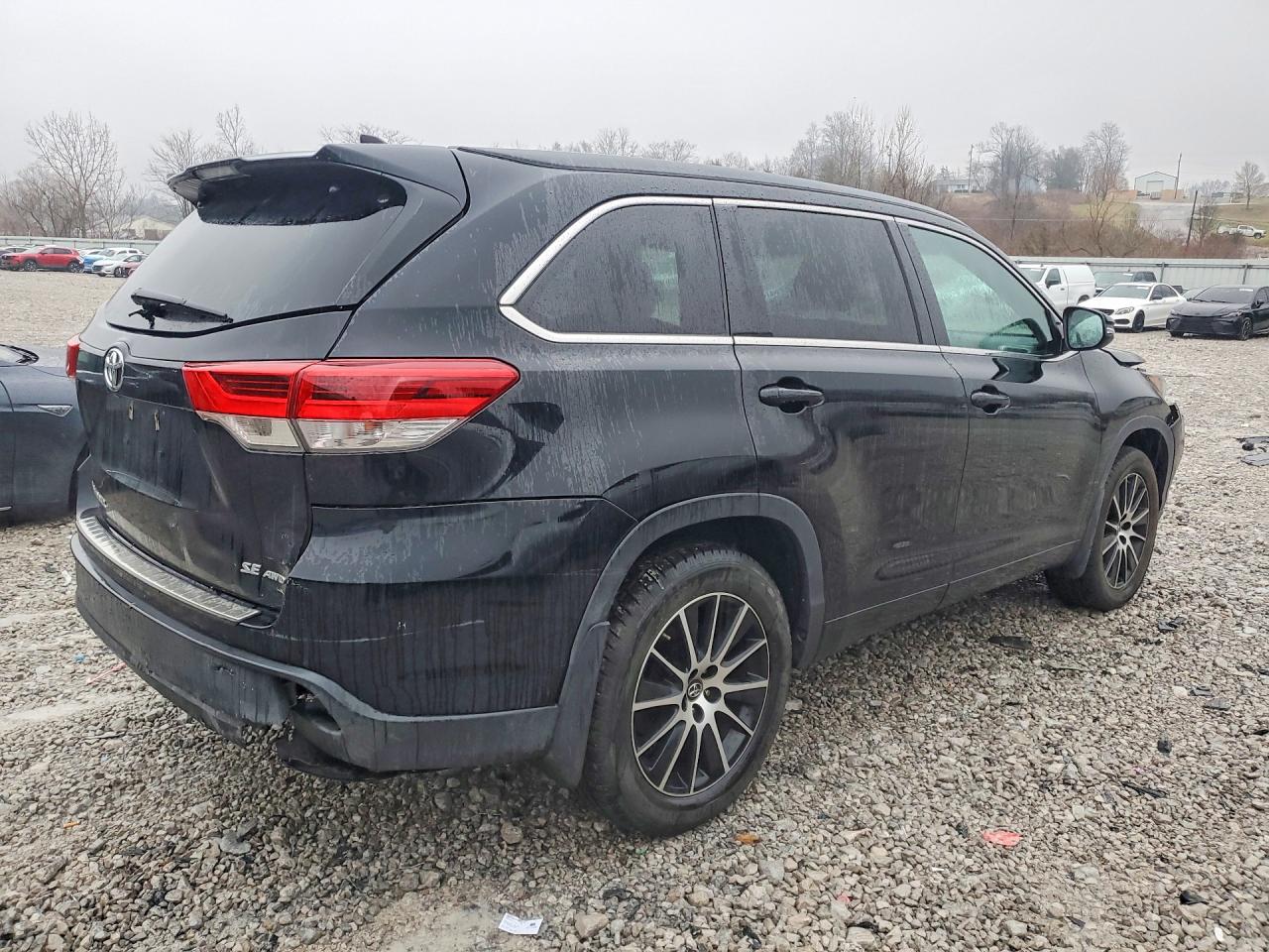 2017 TOYOTA HIGHLANDER SE photo 7