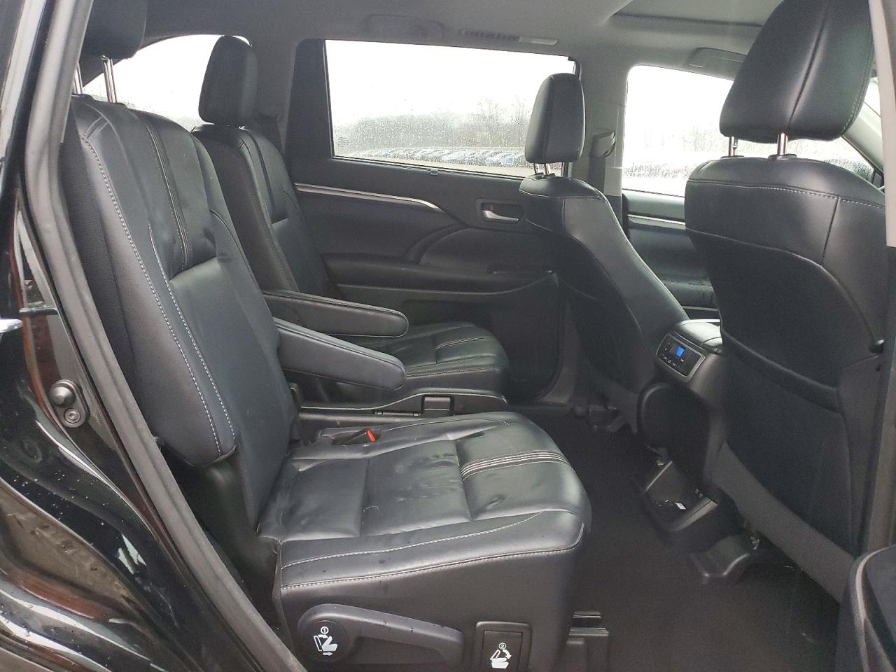 2017 TOYOTA HIGHLANDER SE photo 31