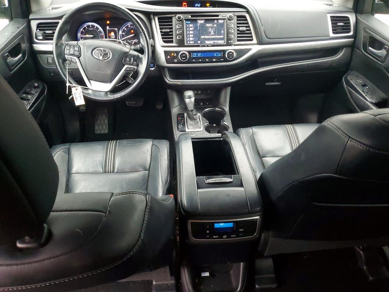 2017 TOYOTA HIGHLANDER SE photo 22