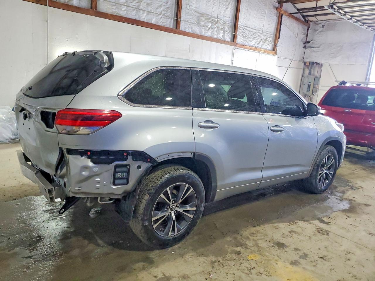 2017 TOYOTA HIGHLANDER LE photo 7