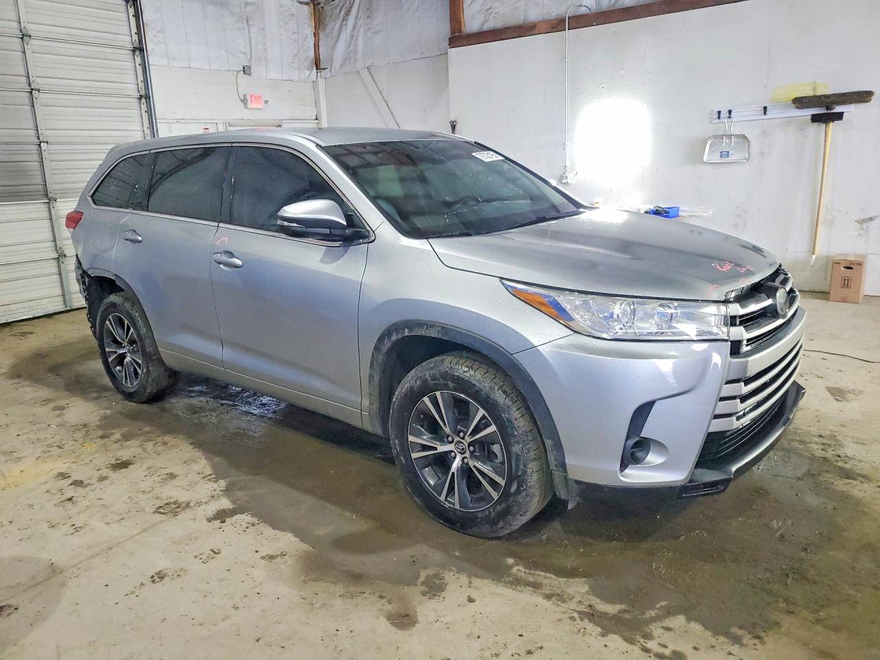 2017 TOYOTA HIGHLANDER LE photo 10
