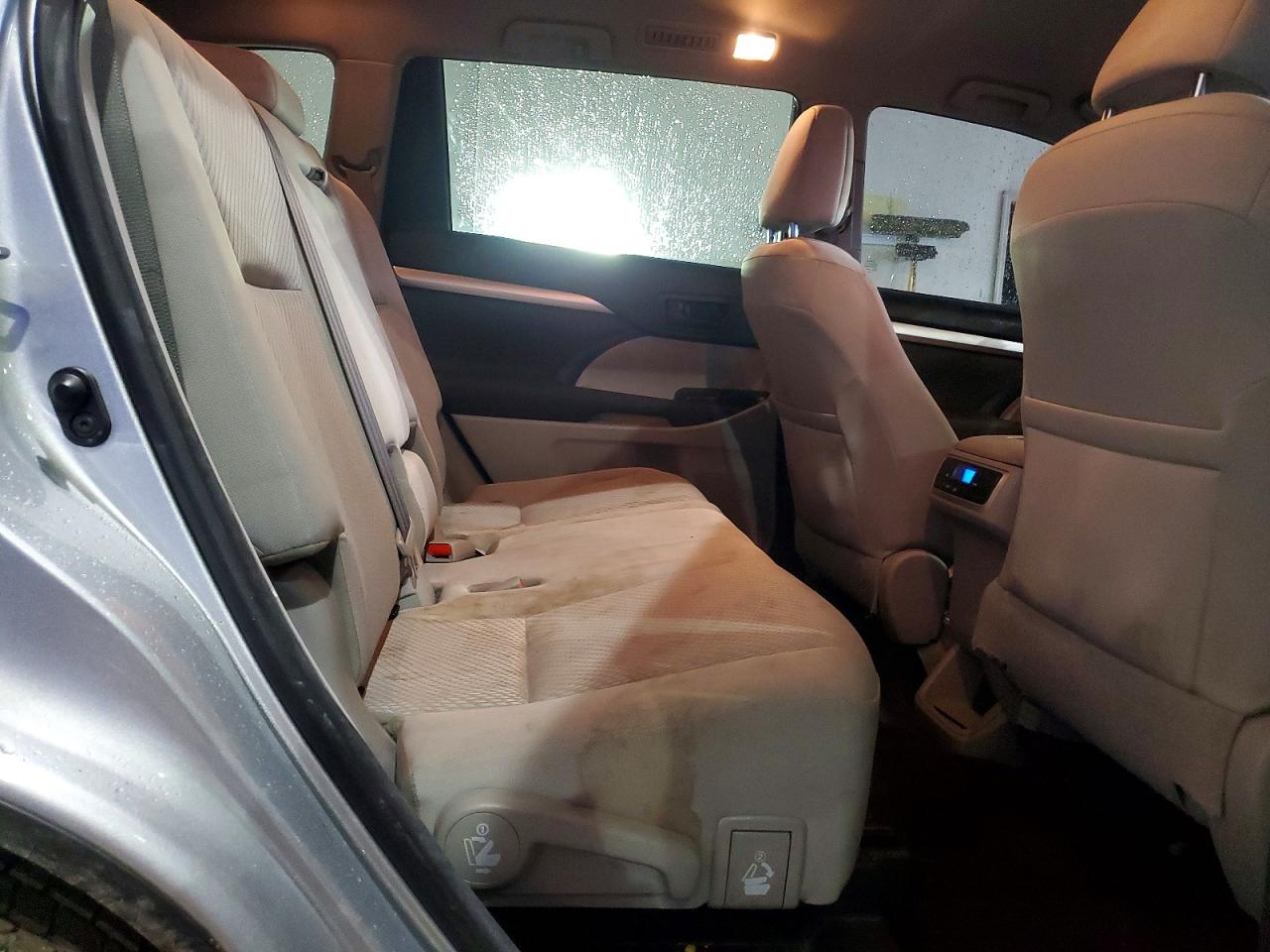 2017 TOYOTA HIGHLANDER LE photo 31