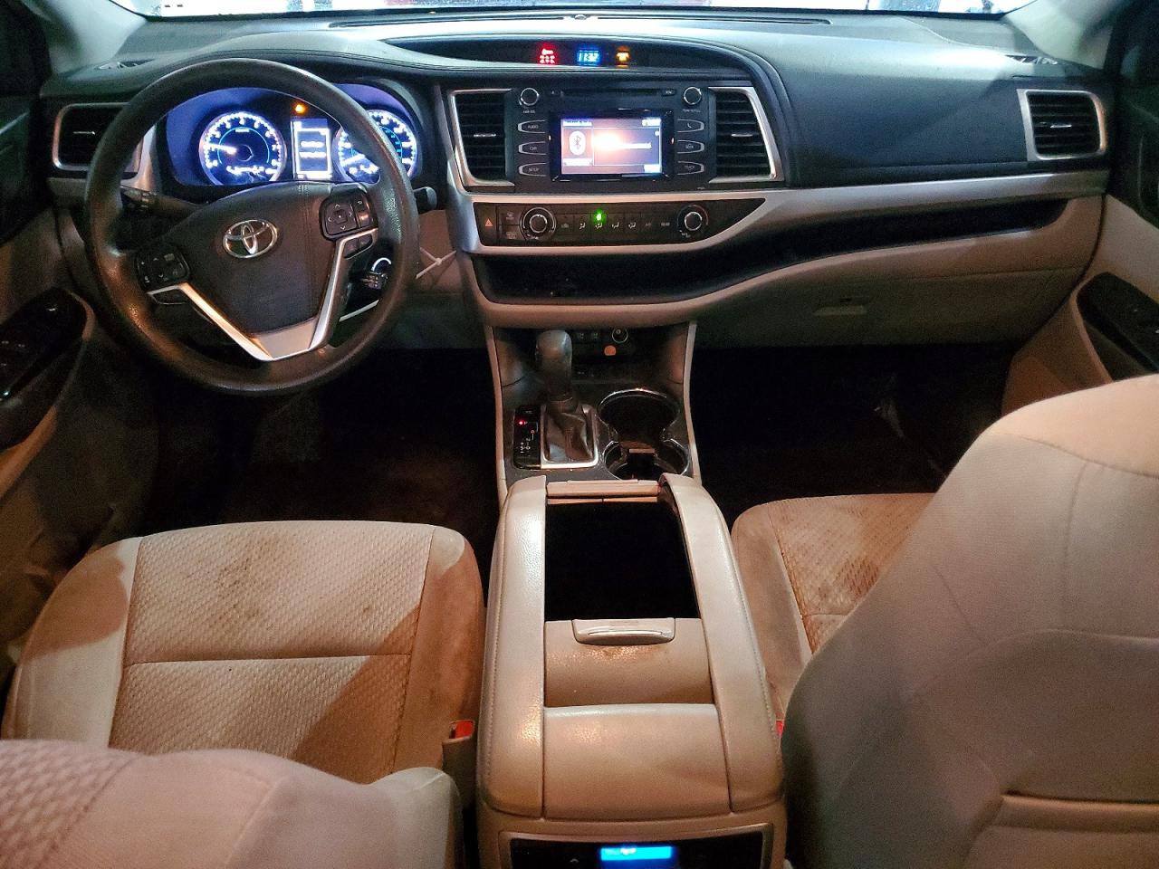2017 TOYOTA HIGHLANDER LE photo 22