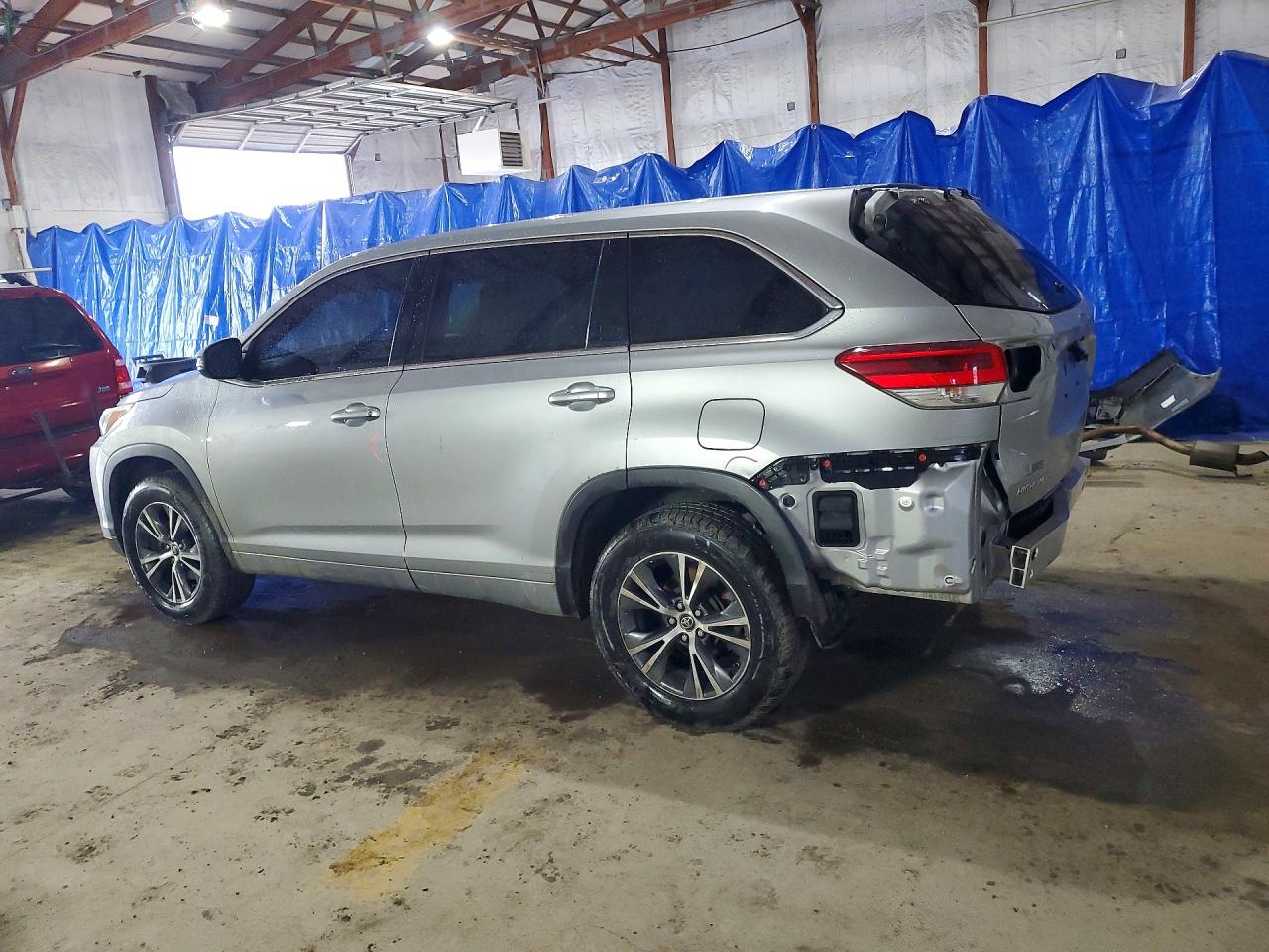 2017 TOYOTA HIGHLANDER LE photo 4
