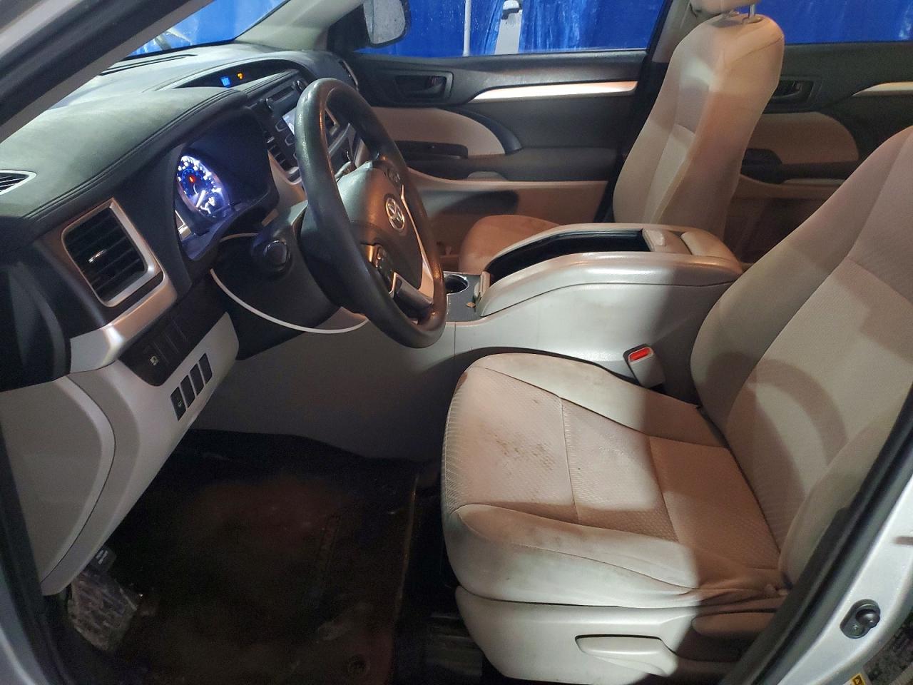 2017 TOYOTA HIGHLANDER LE photo 19