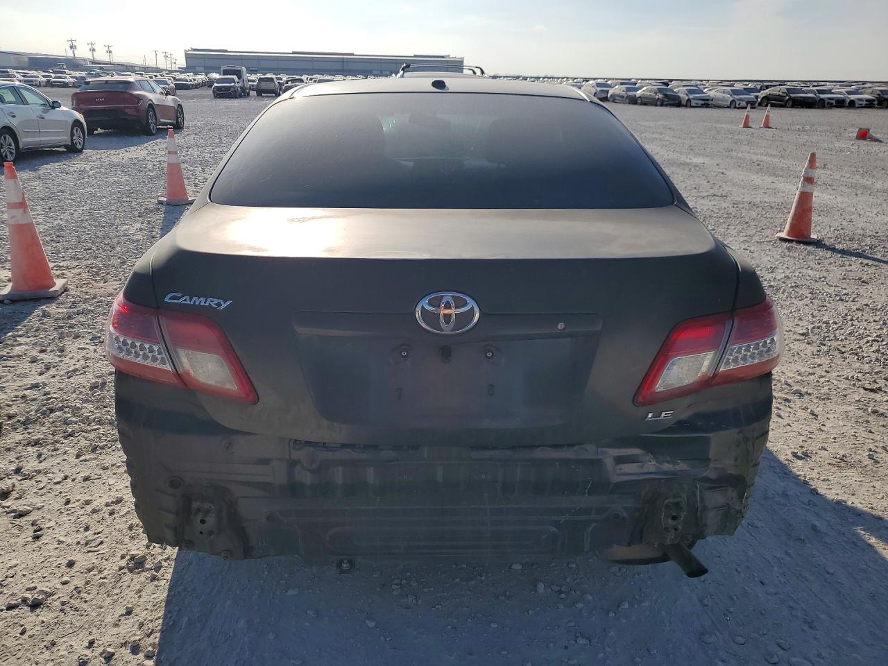 2010 TOYOTA CAMRY LE photo 11