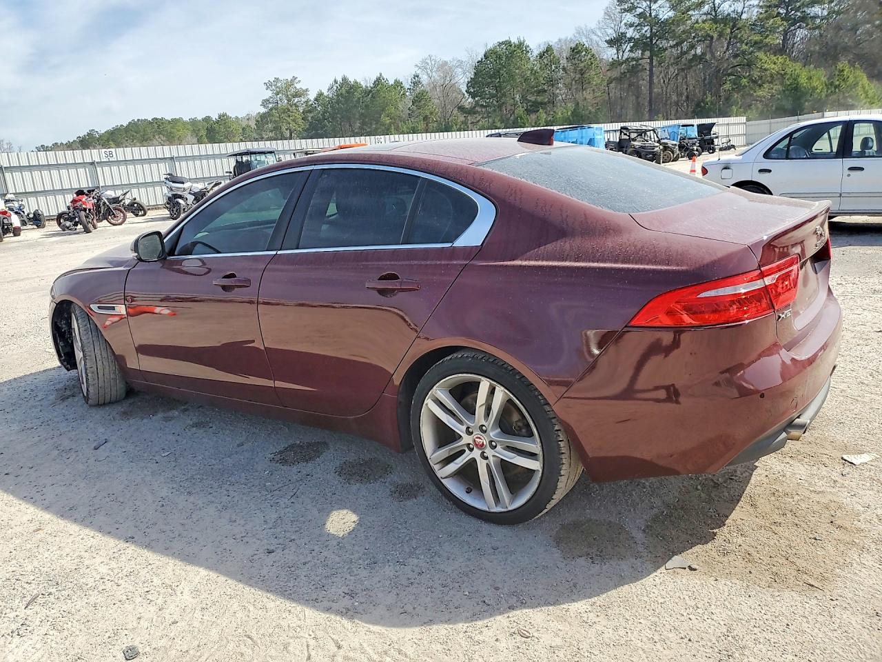 2017 JAGUAR XE PRESTIGE photo 2