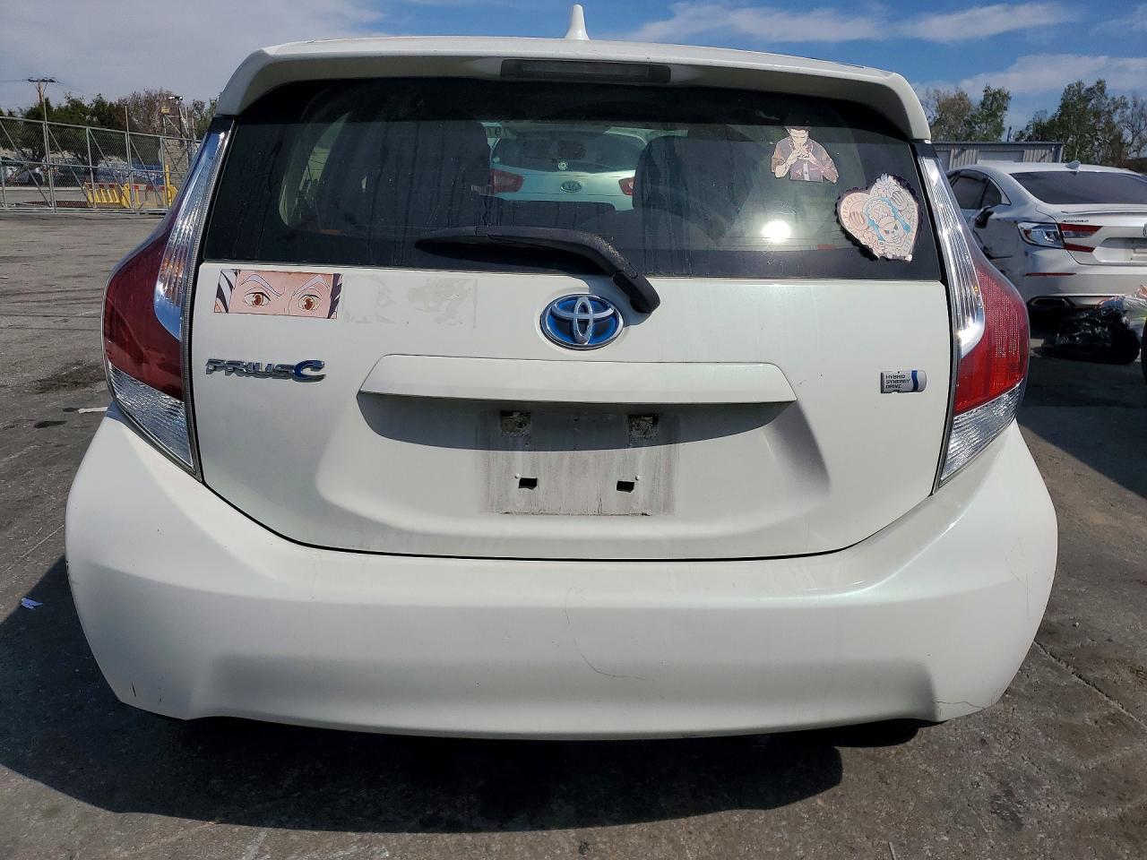 2015 TOYOTA PRIUS C TWO photo 16