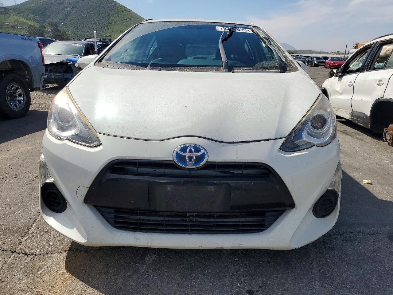 2015 TOYOTA PRIUS C TWO photo 13
