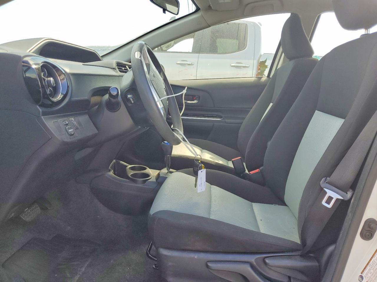 2015 TOYOTA PRIUS C TWO photo 19