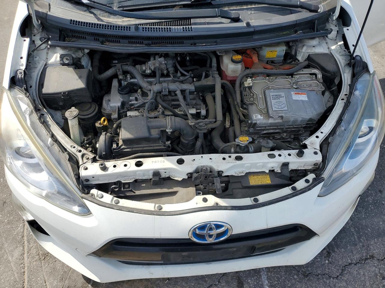 2015 TOYOTA PRIUS C TWO photo 31