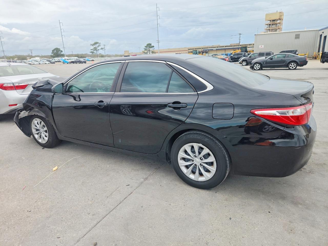 2015 TOYOTA CAMRY LE photo 2