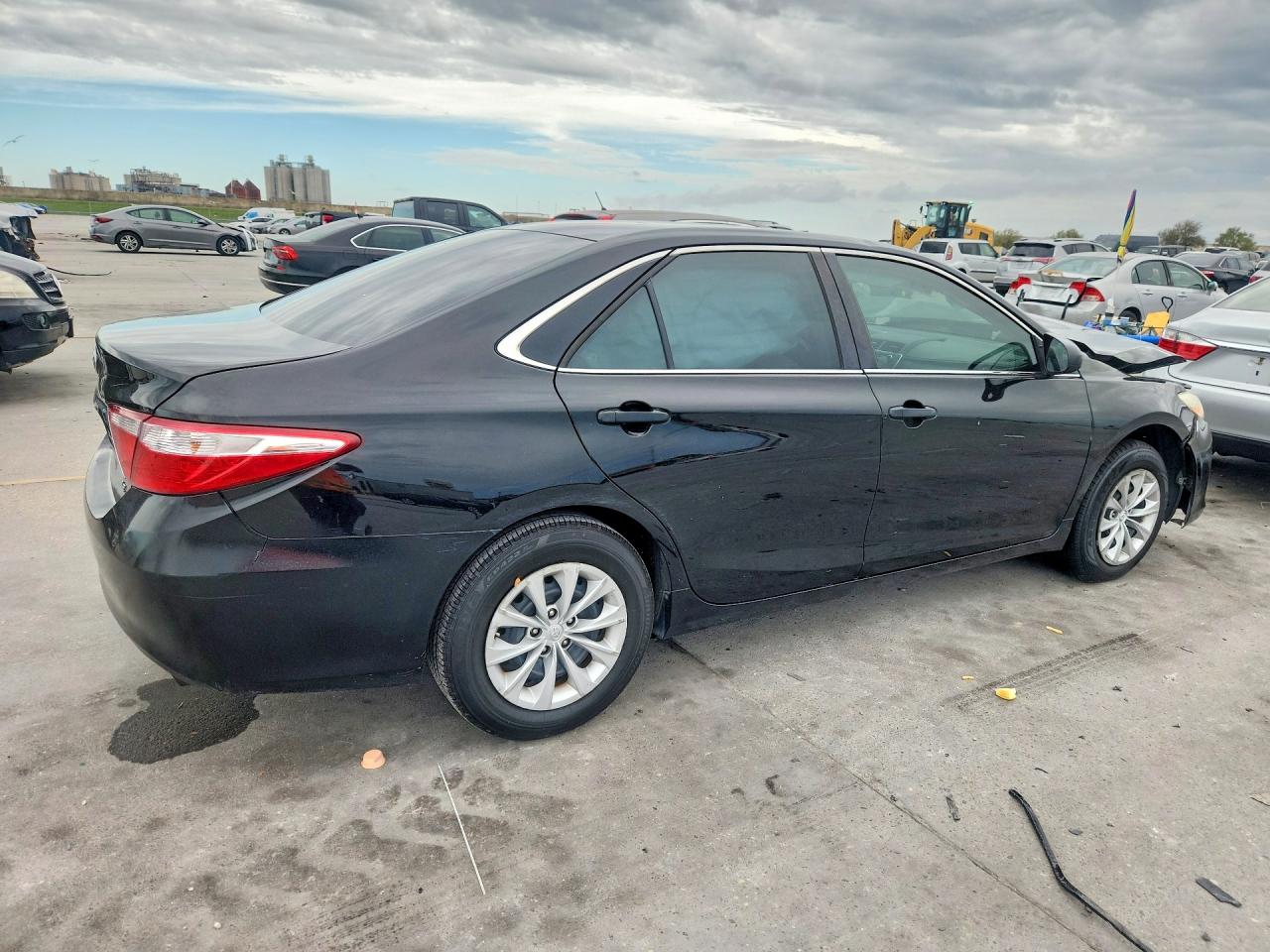 2015 TOYOTA CAMRY LE photo 3