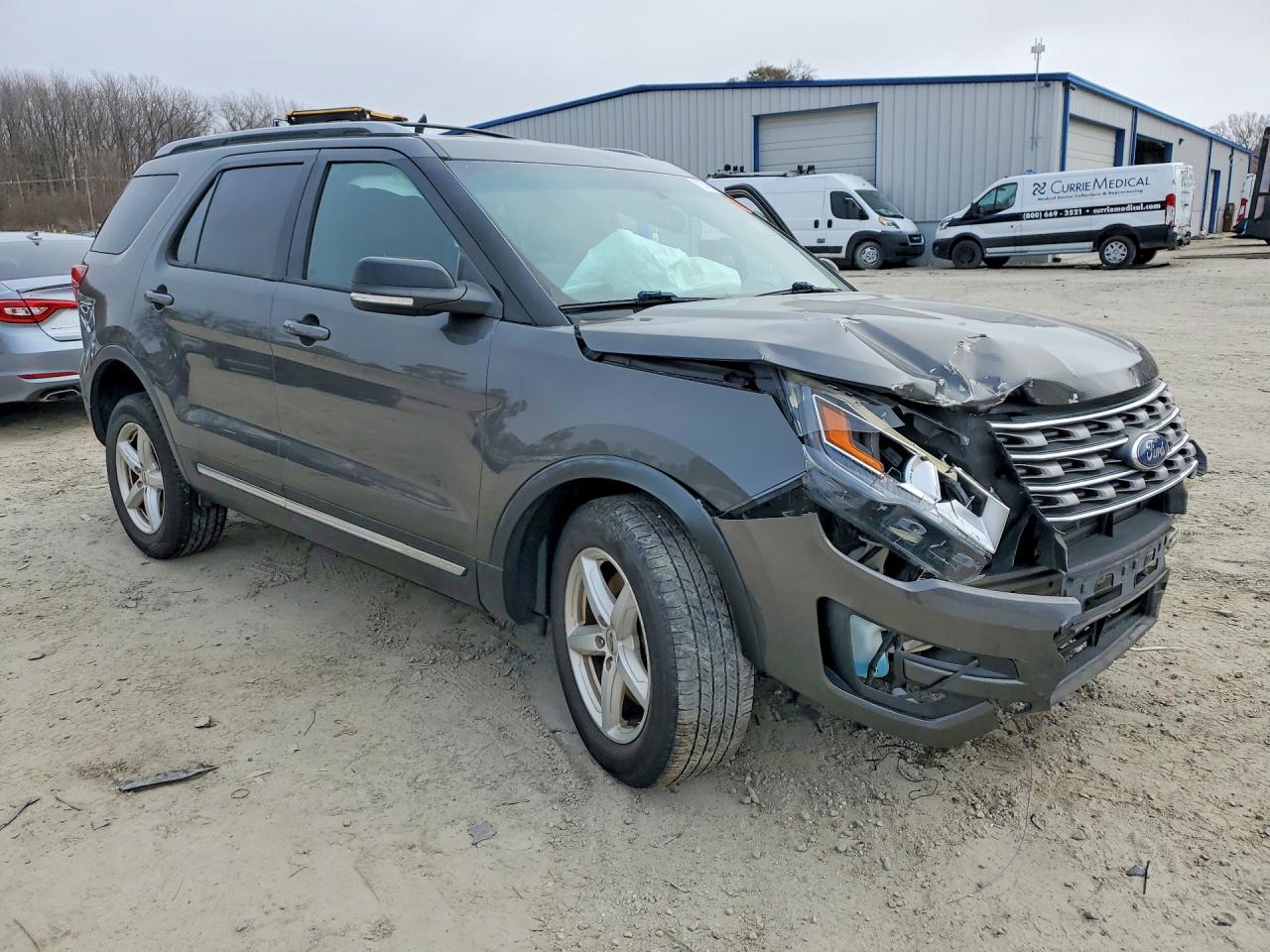 2017 FORD EXPLORER XLT photo 4