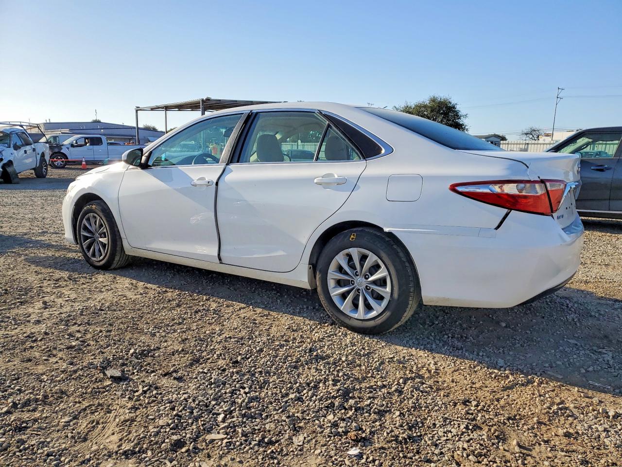 2016 TOYOTA CAMRY LE photo 3