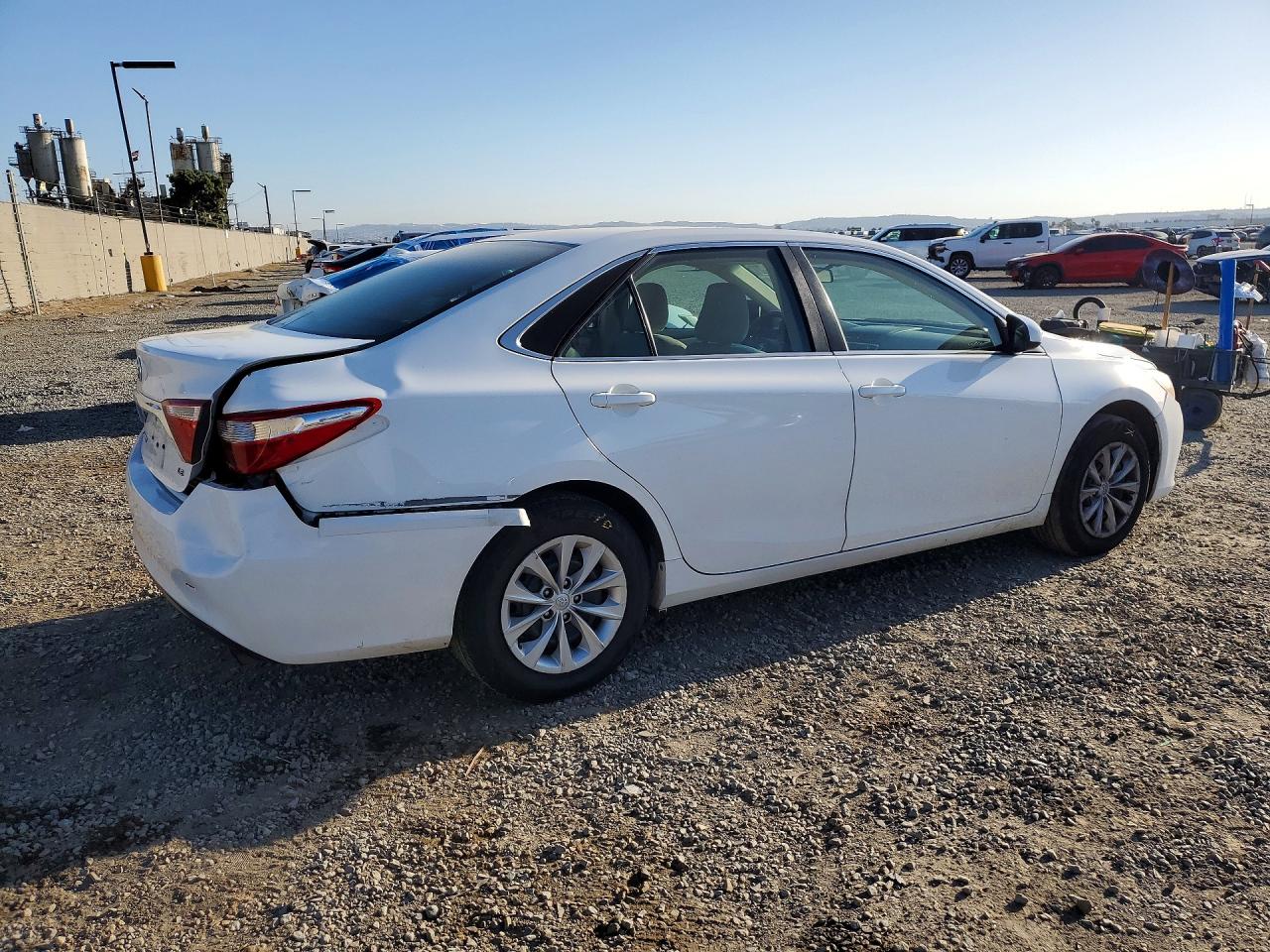 2016 TOYOTA CAMRY LE photo 5