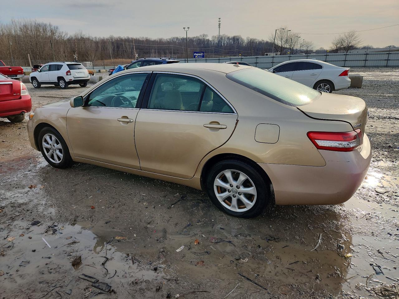 2011 TOYOTA CAMRY LE photo 3