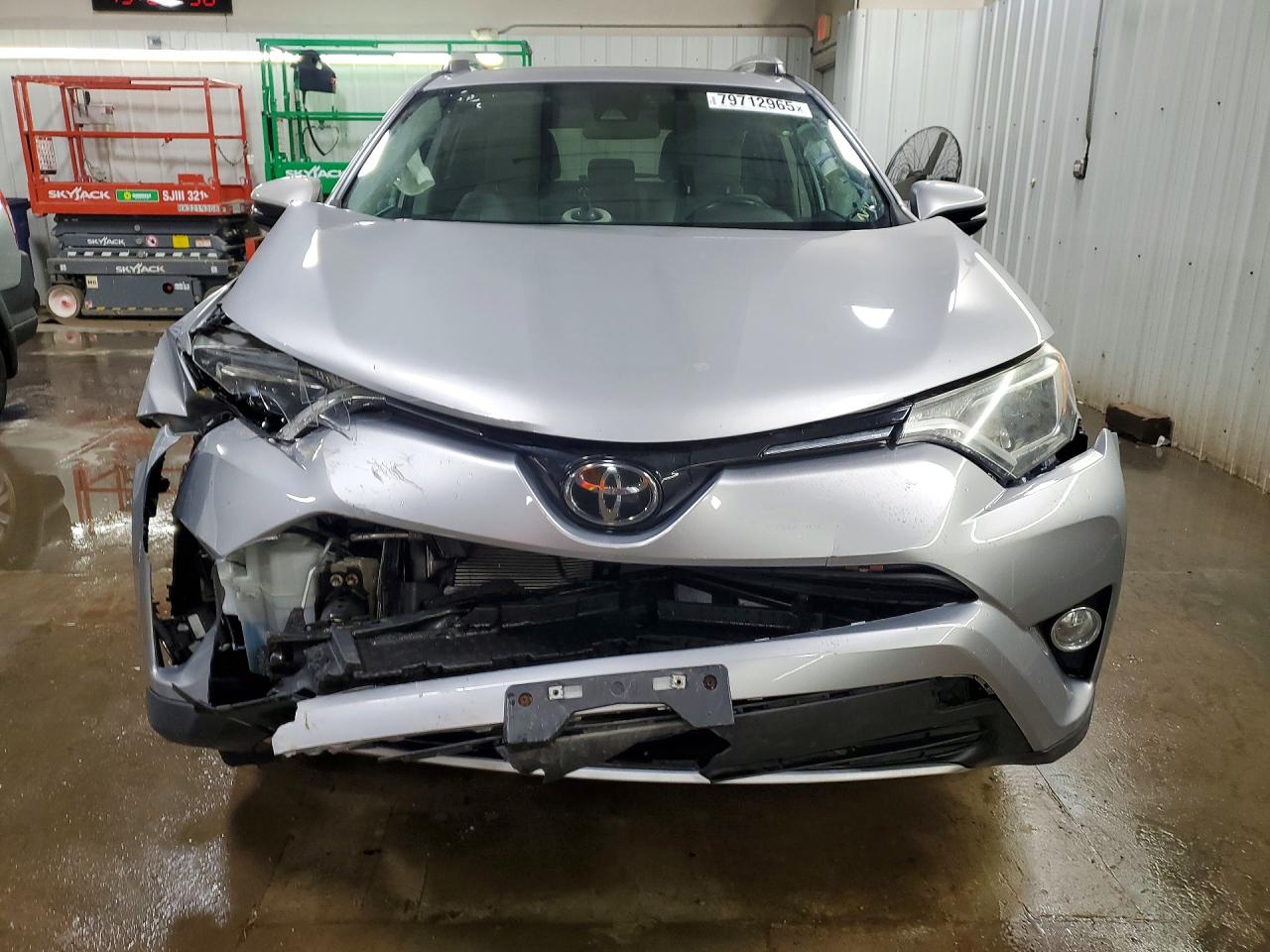 2017 TOYOTA RAV4 XLE photo 5