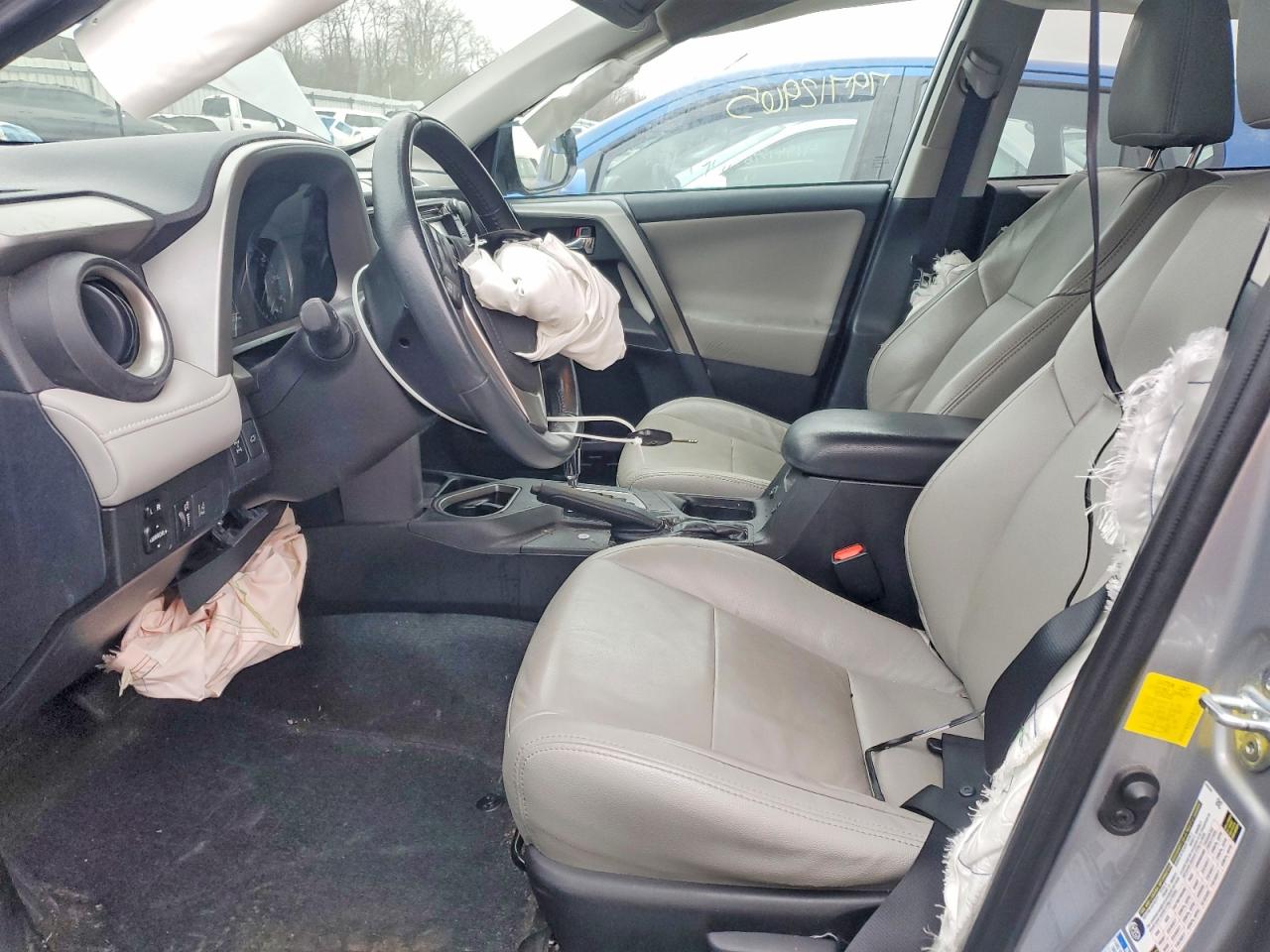 2017 TOYOTA RAV4 XLE photo 7