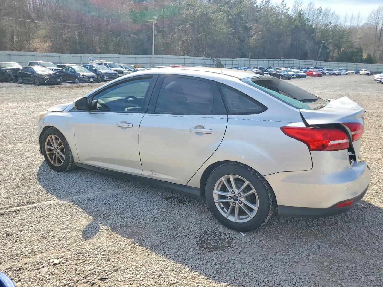 2015 FORD FOCUS SE photo 2