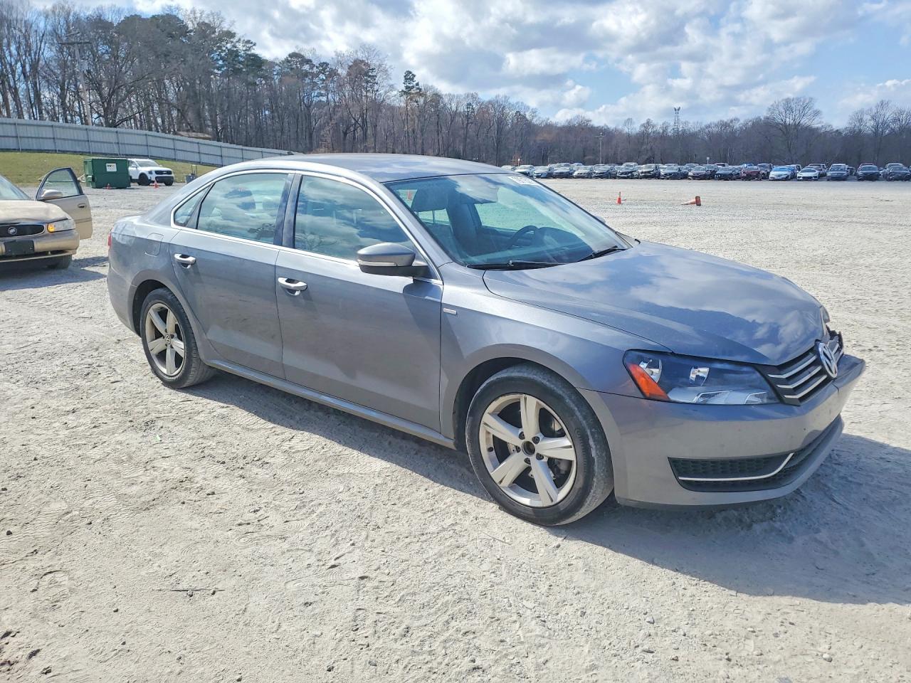 2014 VOLKSWAGEN PASSAT S photo 4