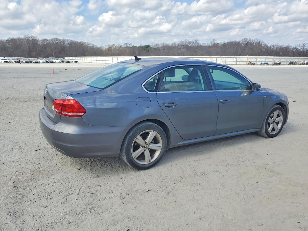 2014 VOLKSWAGEN PASSAT S photo 3