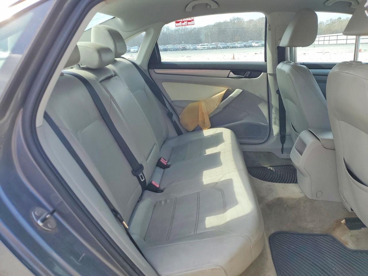 2014 VOLKSWAGEN PASSAT S photo 10