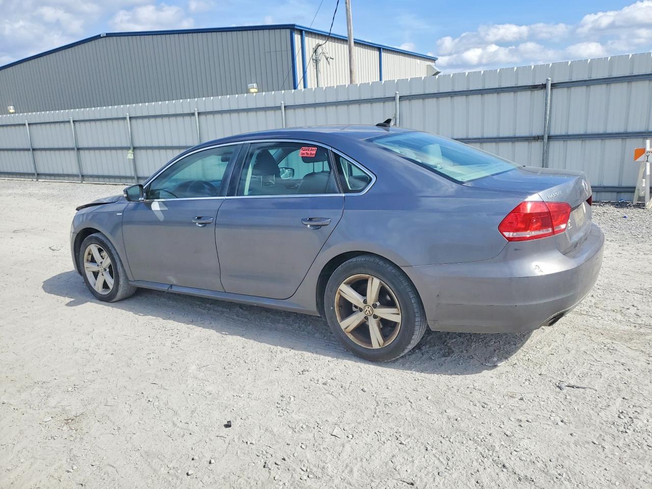 2014 VOLKSWAGEN PASSAT S photo 2