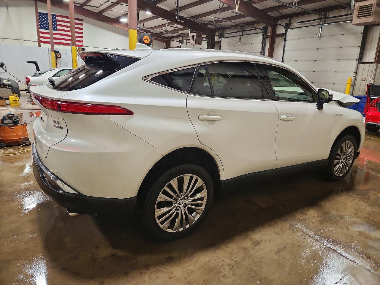 2021 TOYOTA VENZA XLE photo 3