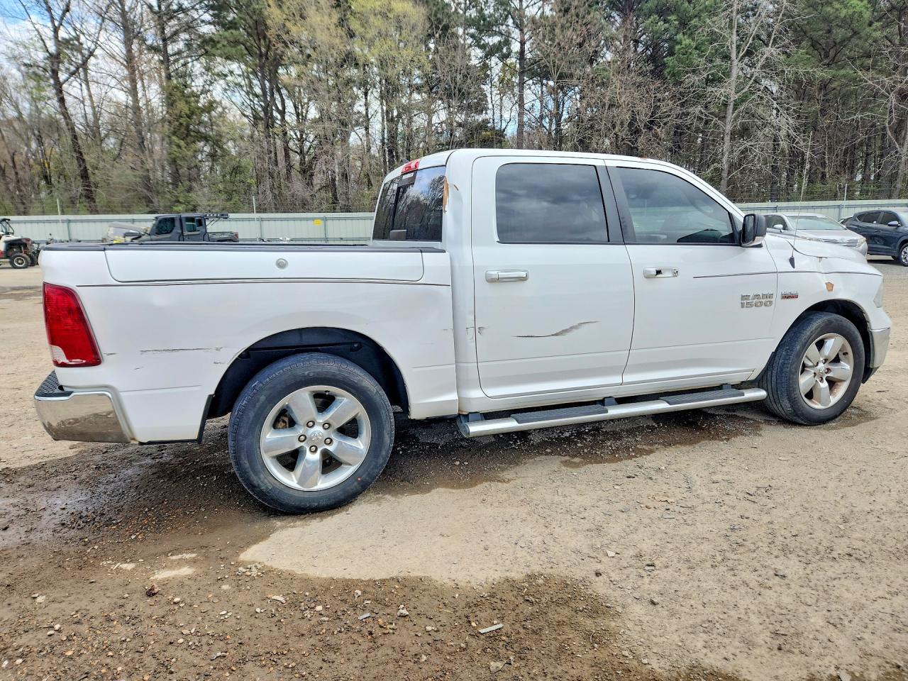 2016 RAM 1500 SLT photo 3