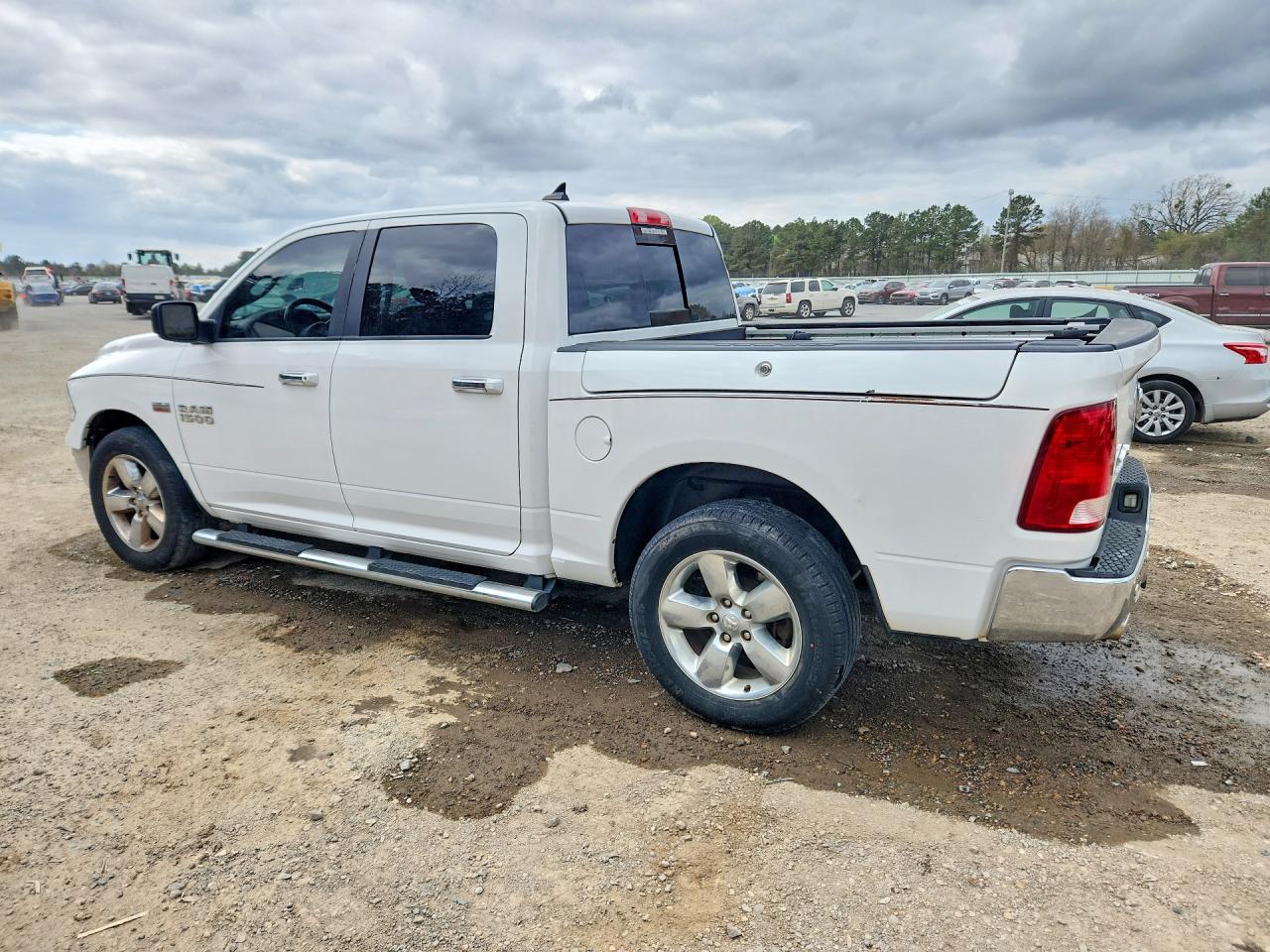 2016 RAM 1500 SLT photo 2