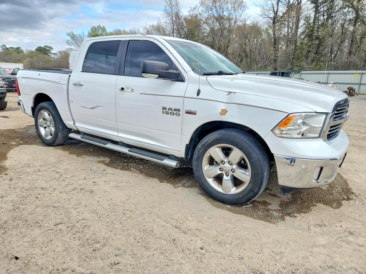 2016 RAM 1500 SLT photo 4