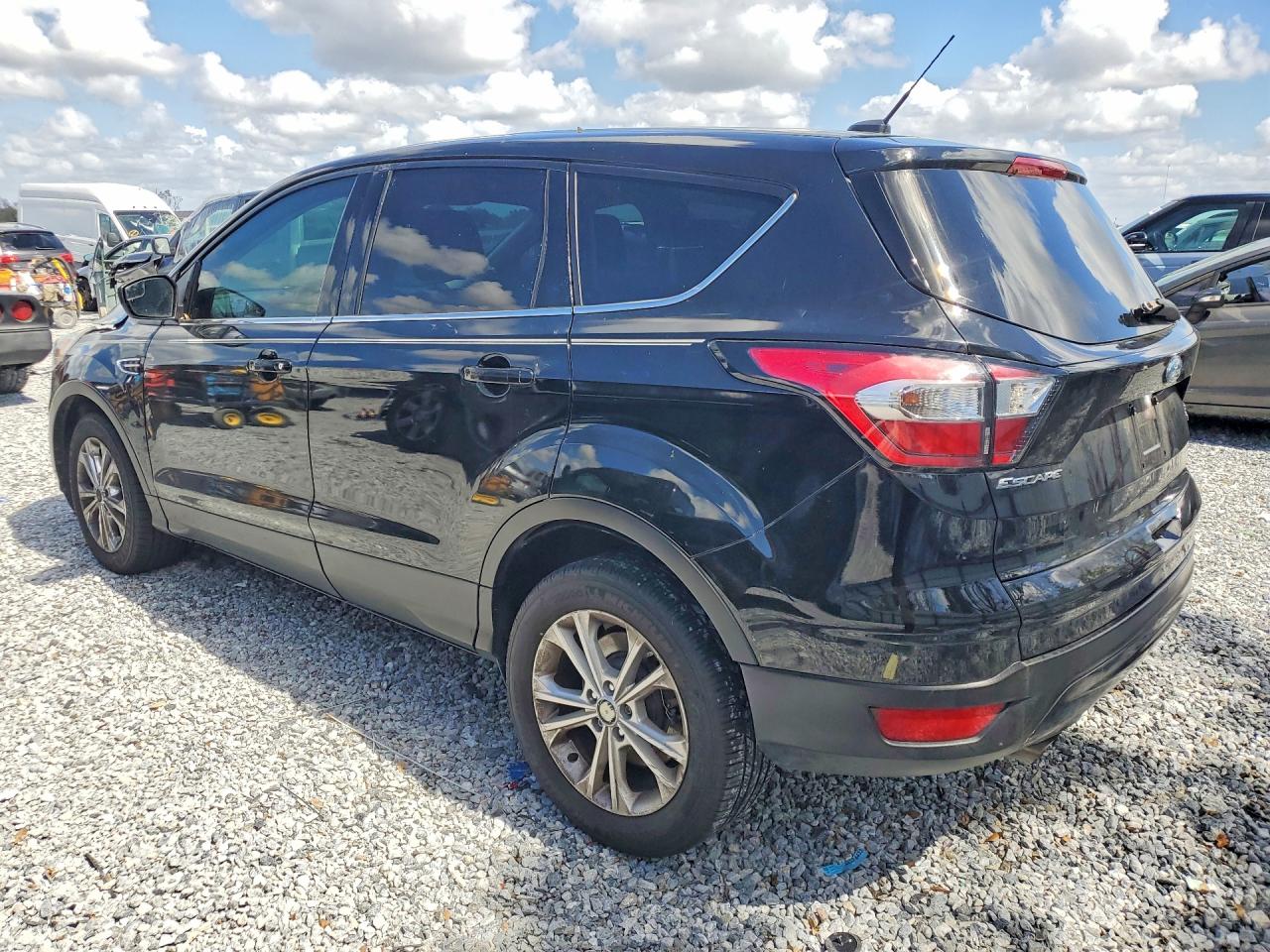 2017 FORD ESCAPE SE photo 4