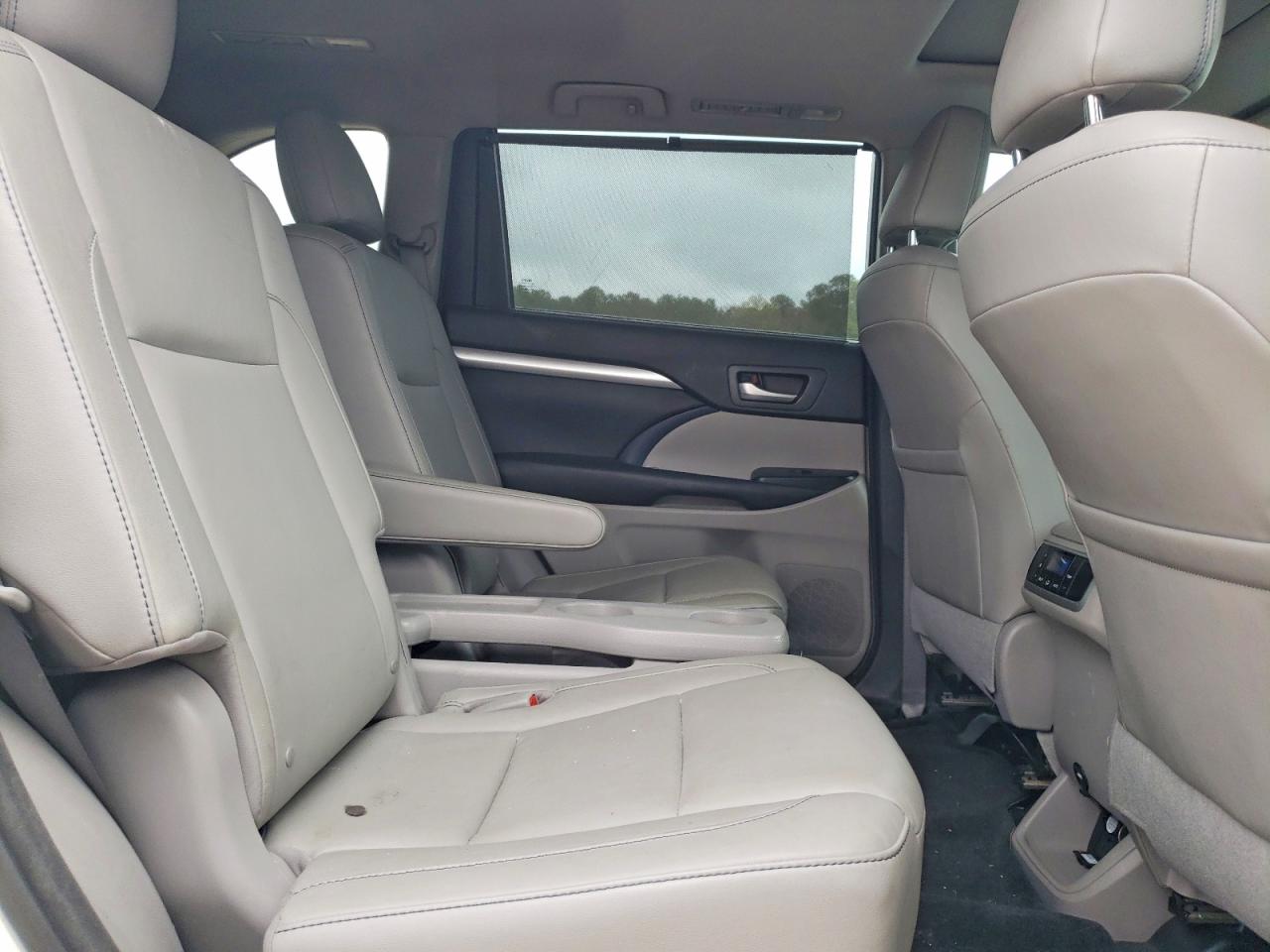 2016 TOYOTA HIGHLANDER XLE photo 11