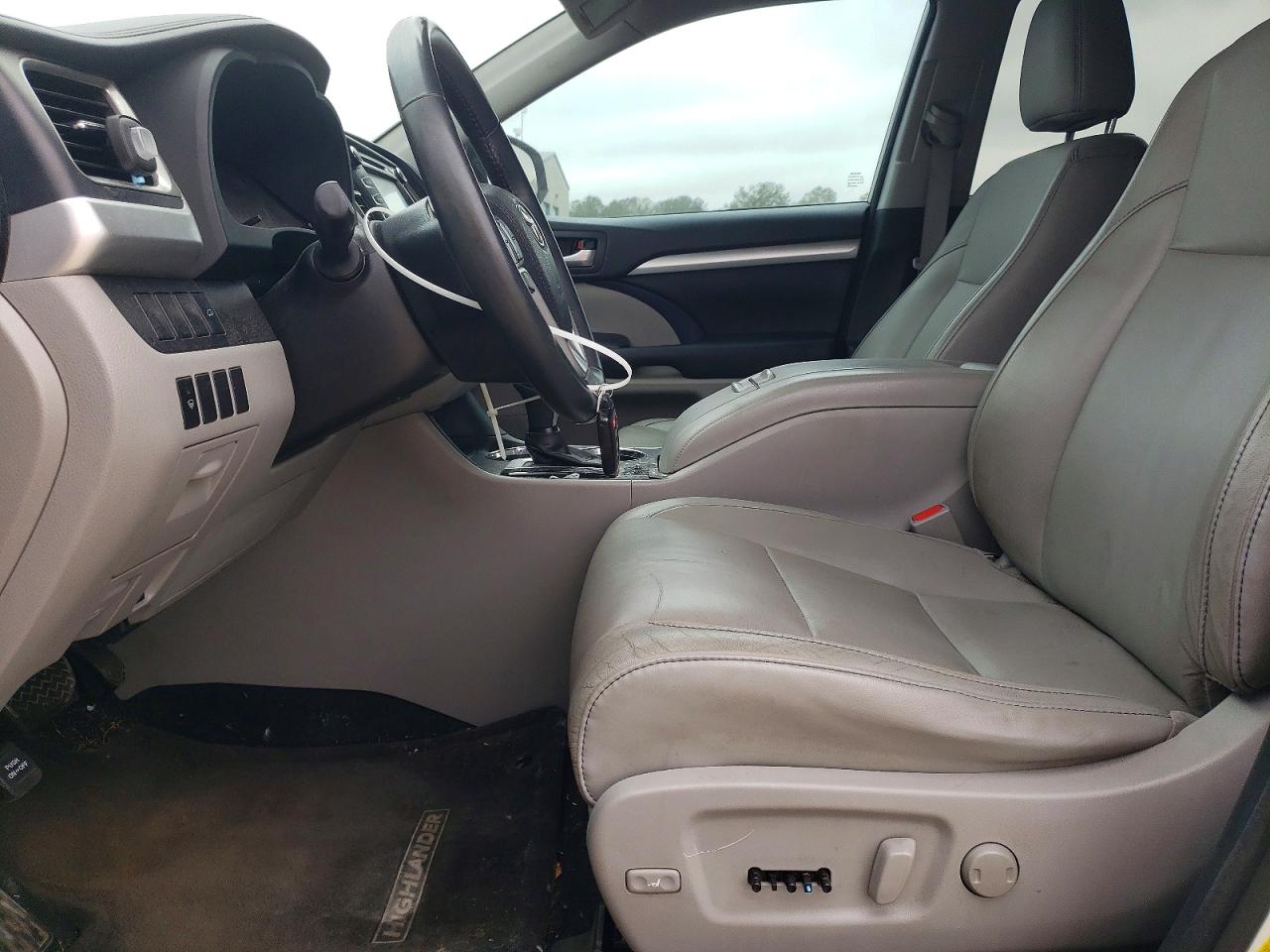 2016 TOYOTA HIGHLANDER XLE photo 7