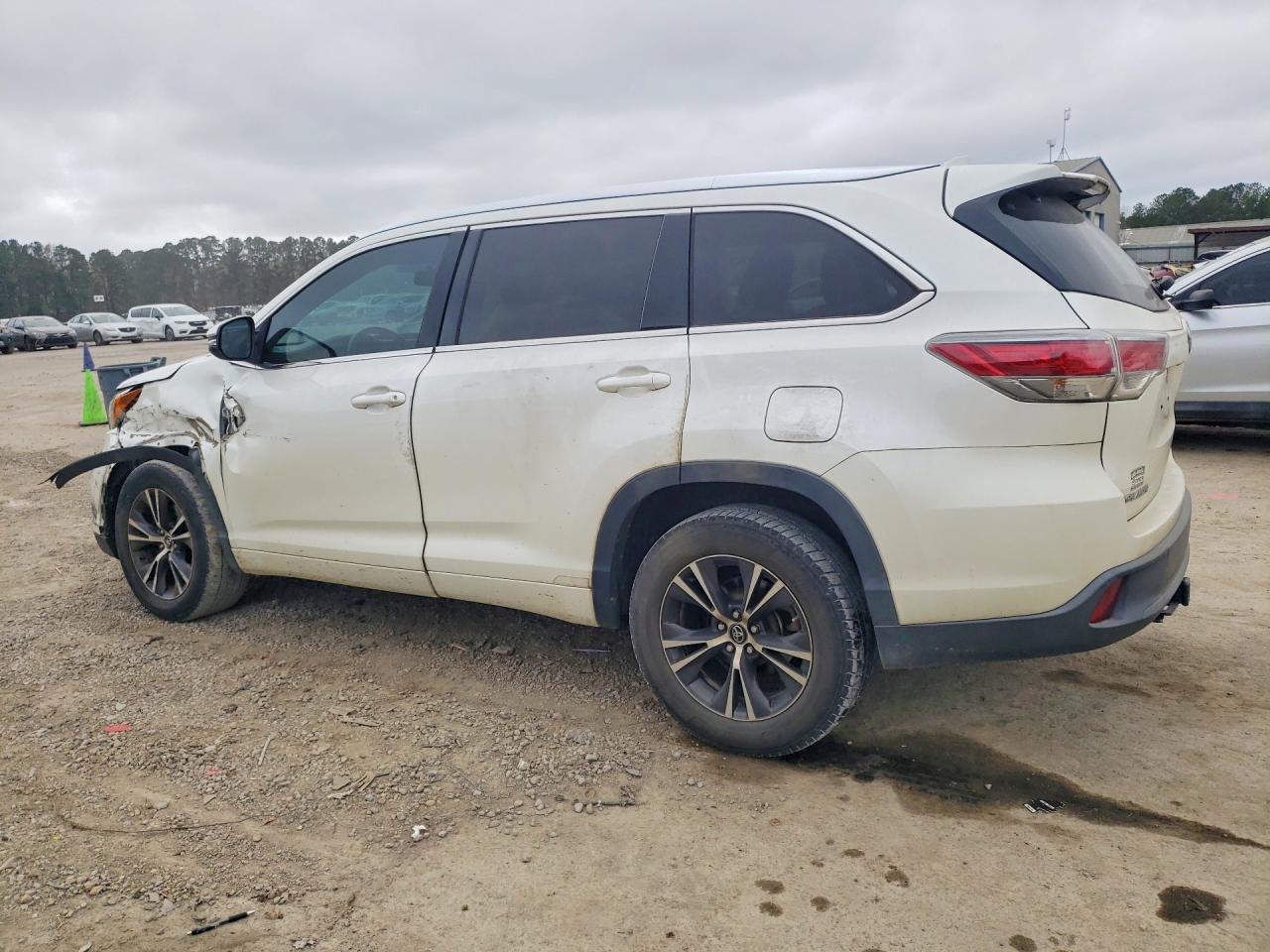 2016 TOYOTA HIGHLANDER XLE photo 2