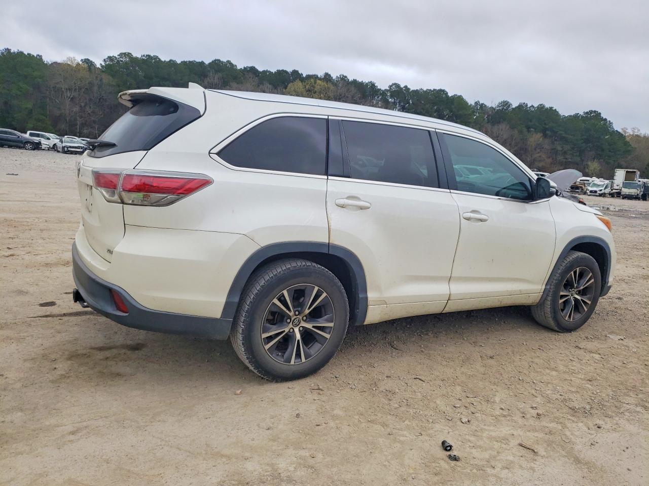 2016 TOYOTA HIGHLANDER XLE photo 3