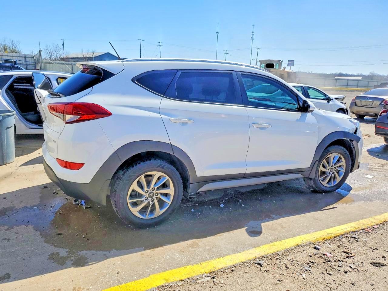 2017 HYUNDAI TUCSON SE photo 3