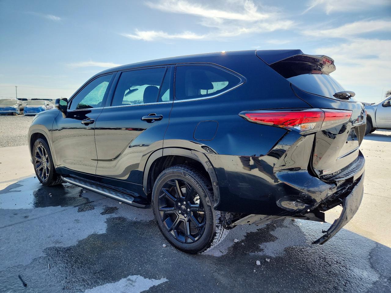 2022 TOYOTA HIGHLANDER LE photo 3