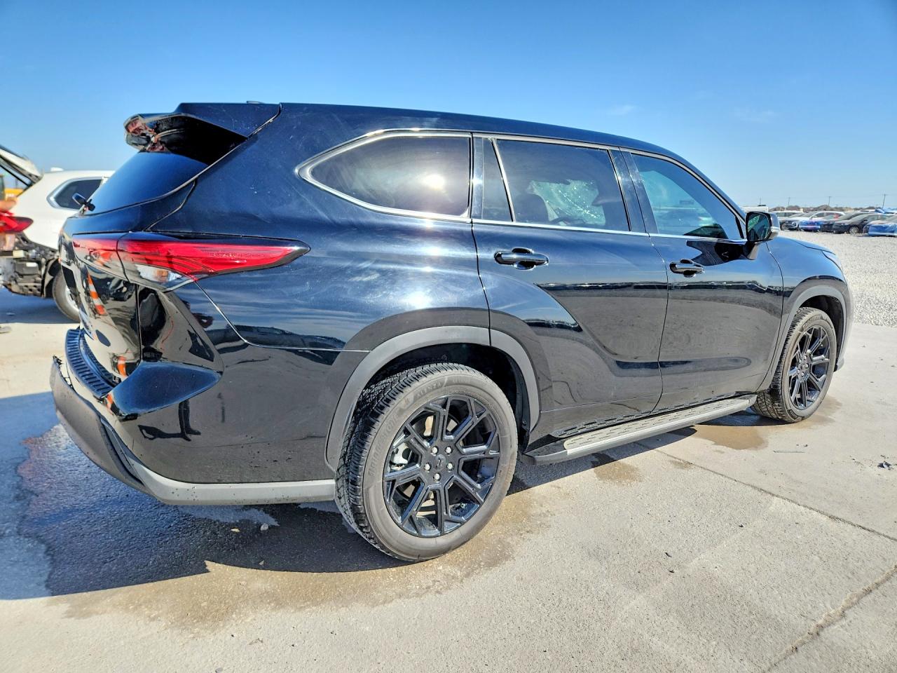 2022 TOYOTA HIGHLANDER LE photo 5