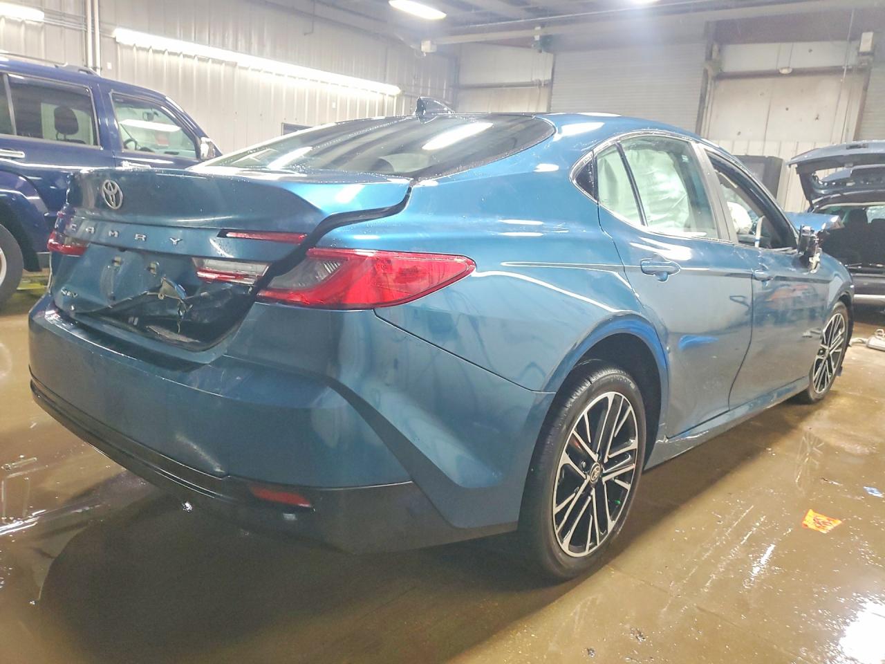 2025 TOYOTA CAMRY XLE photo 5