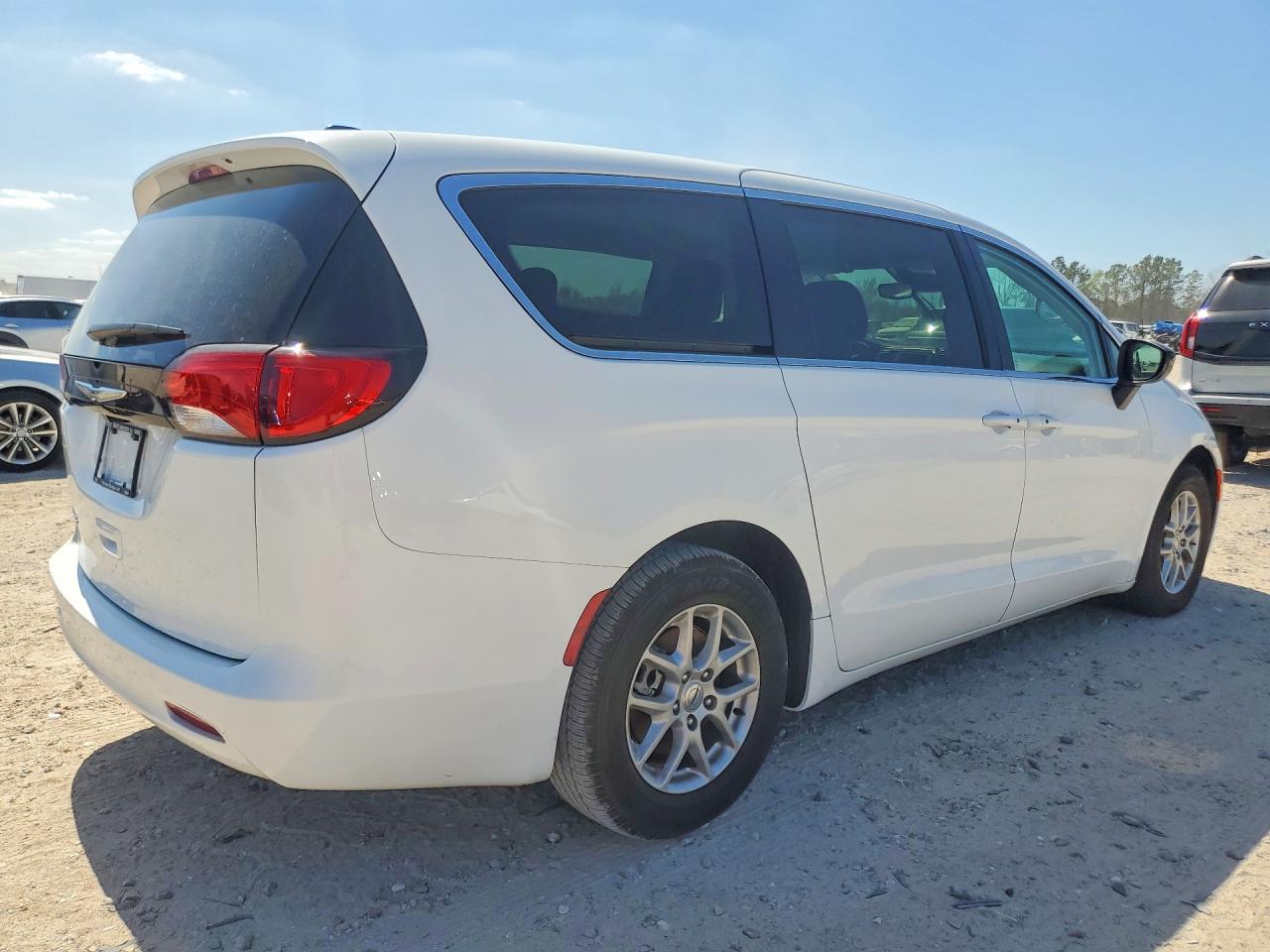 2024 CHRYSLER VOYAGER LX photo 5