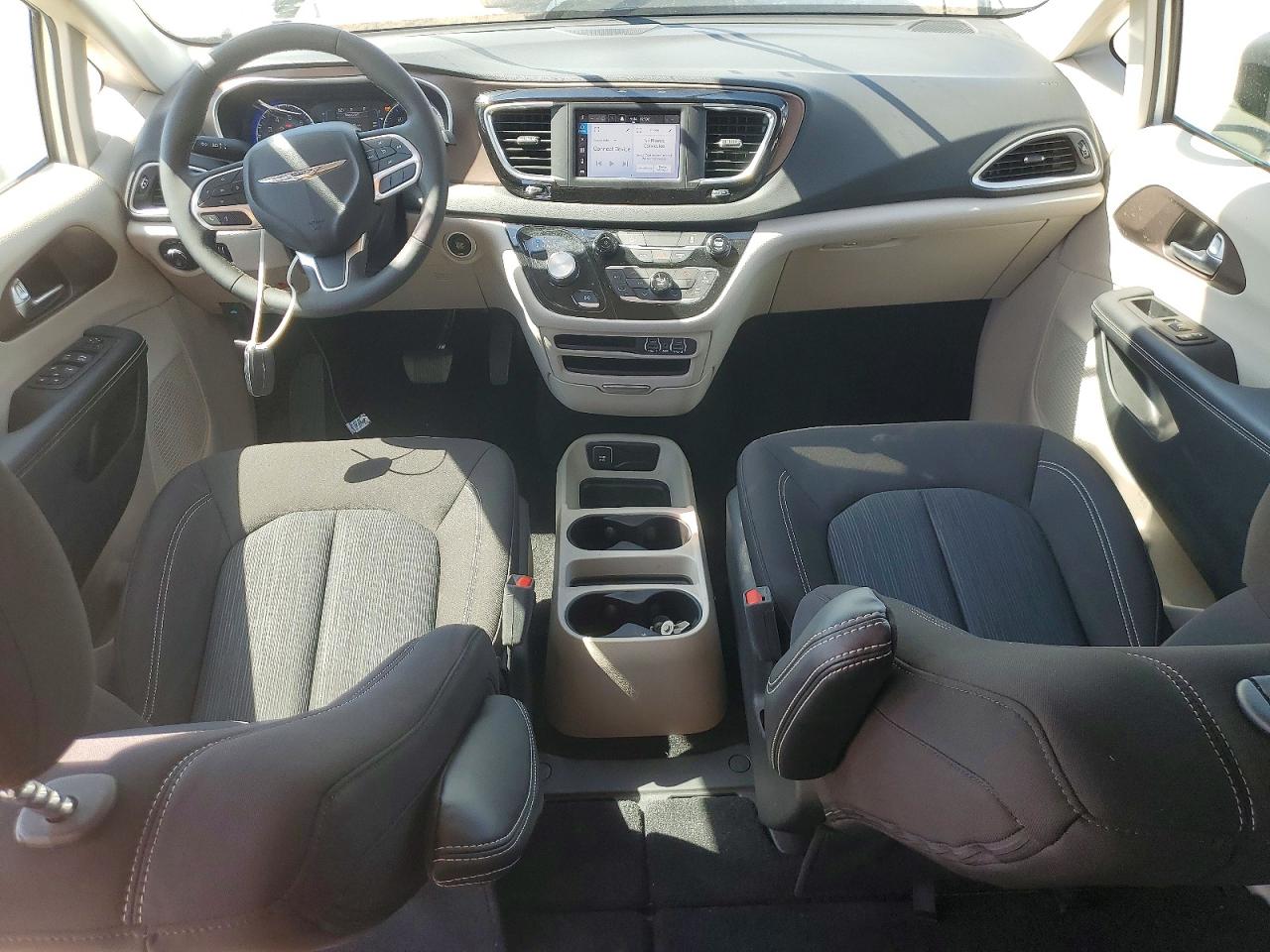 2024 CHRYSLER VOYAGER LX photo 15