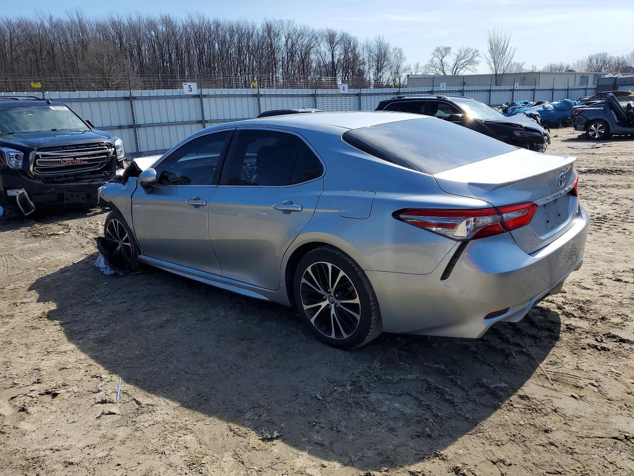 2018 TOYOTA CAMRY SE photo 4