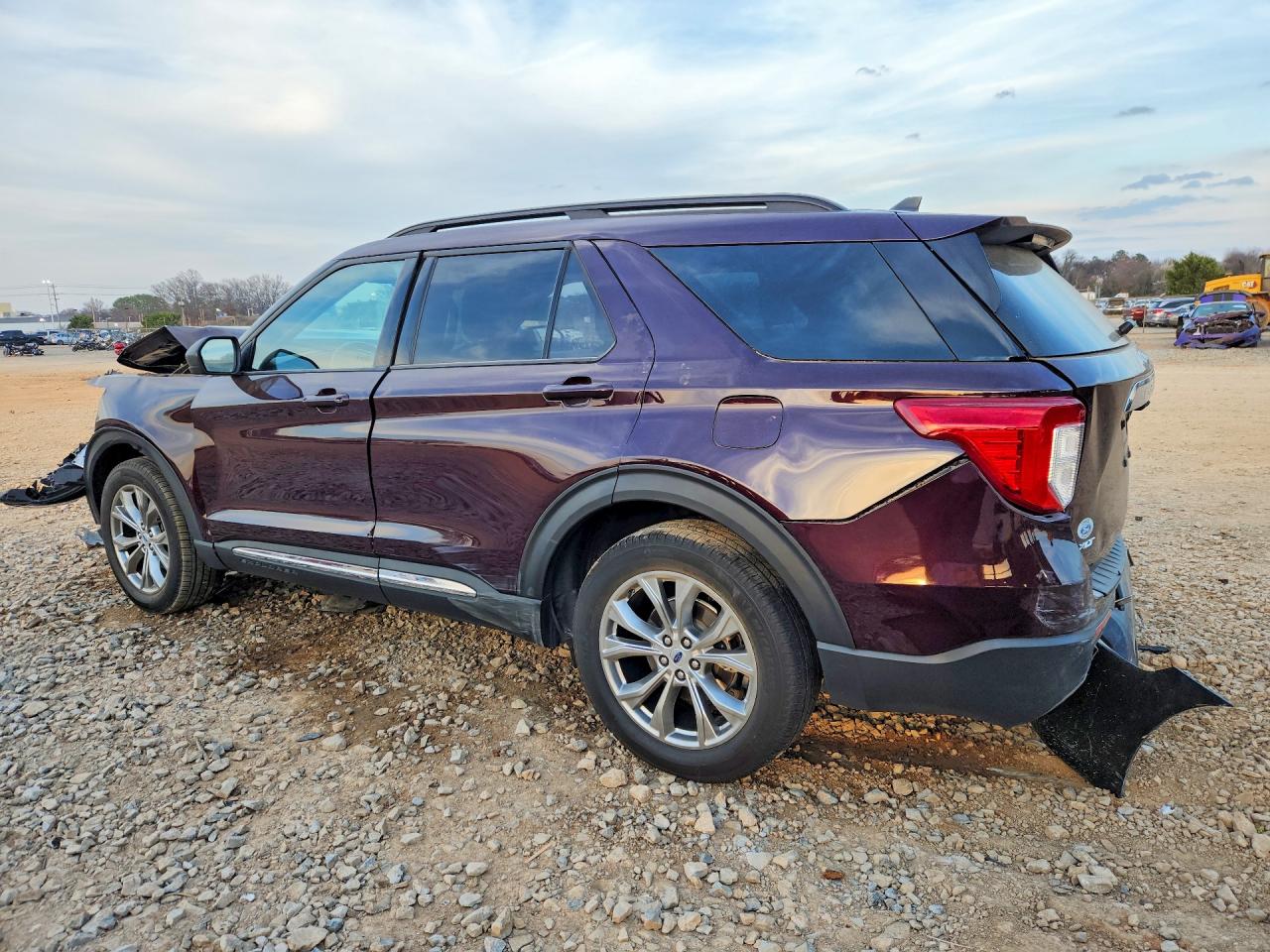2023 FORD EXPLORER XLT photo 3