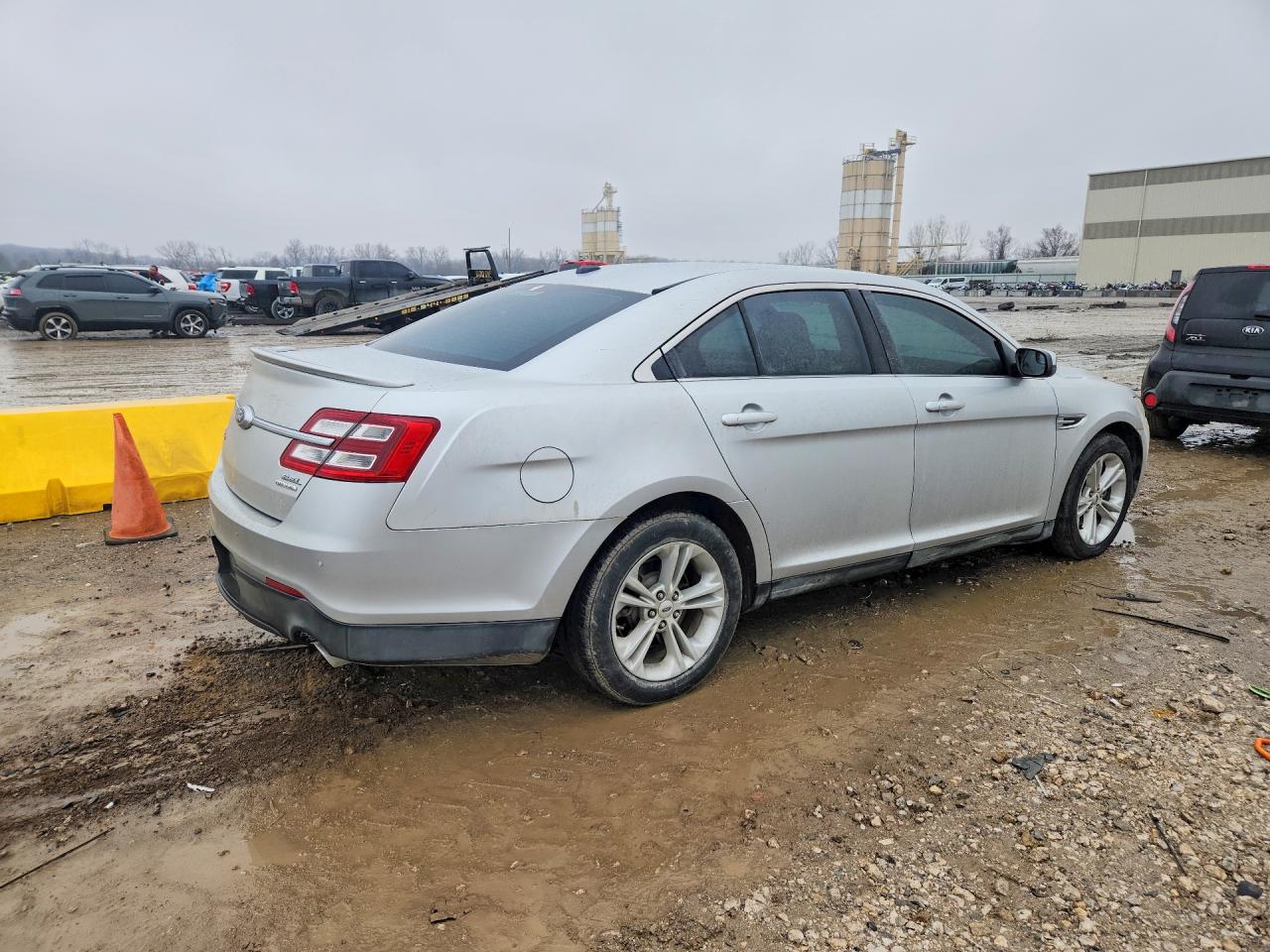 2015 FORD TAURUS SEL photo 3