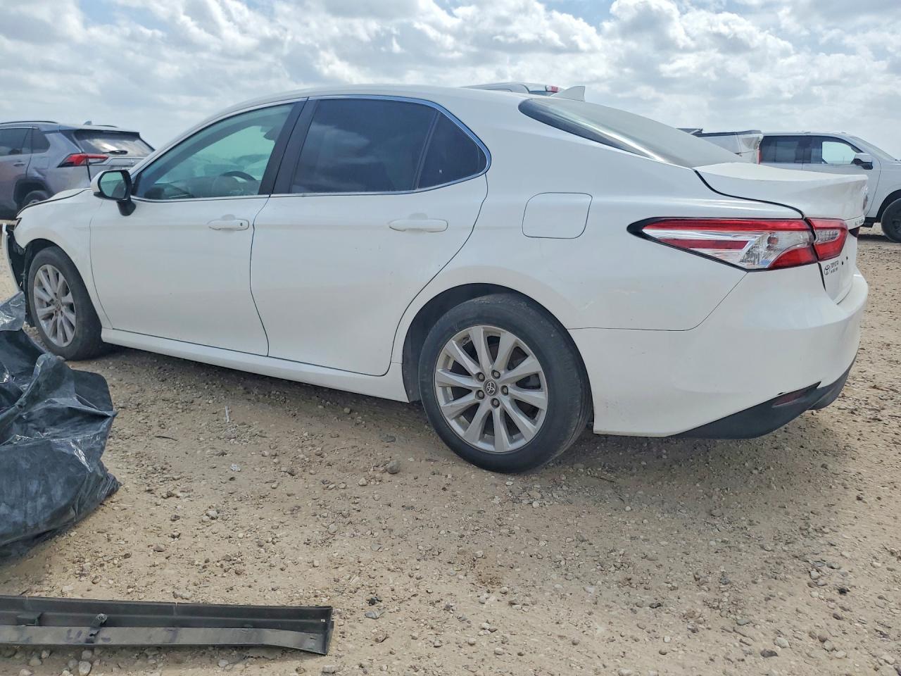 2020 TOYOTA CAMRY LE photo 4