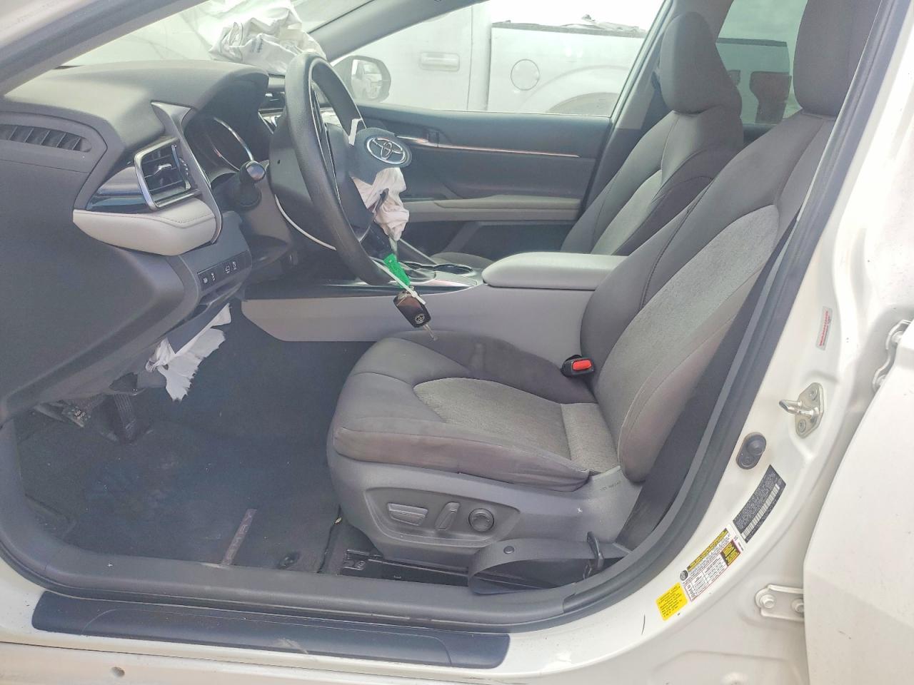 2020 TOYOTA CAMRY LE photo 19